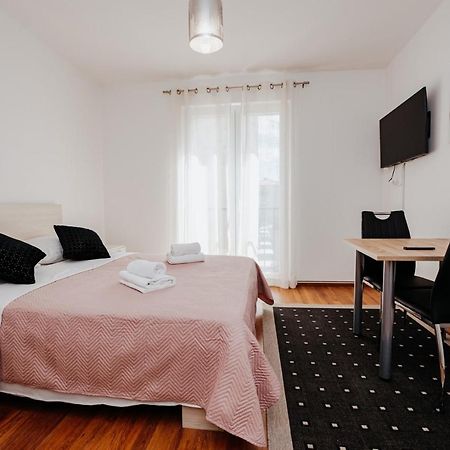 Double And Single S Apartments Zadar Buitenkant foto