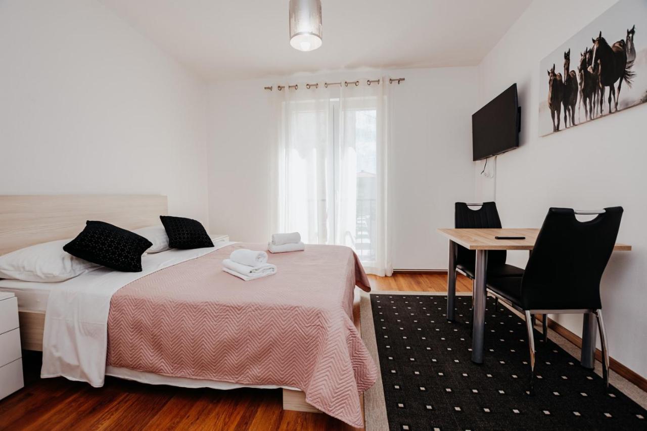 Double And Single S Apartments Zadar Buitenkant foto